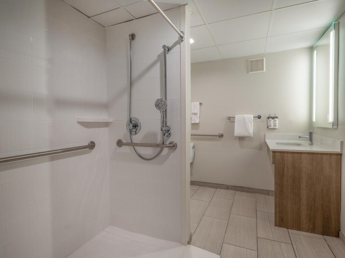 King Room with Roll In Shower - Disability Access/Non-Smoking